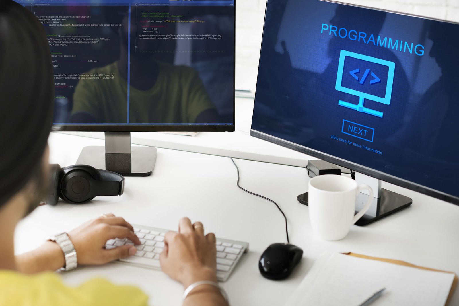 Ilustrasi software development dan pembuatan sistem kustom